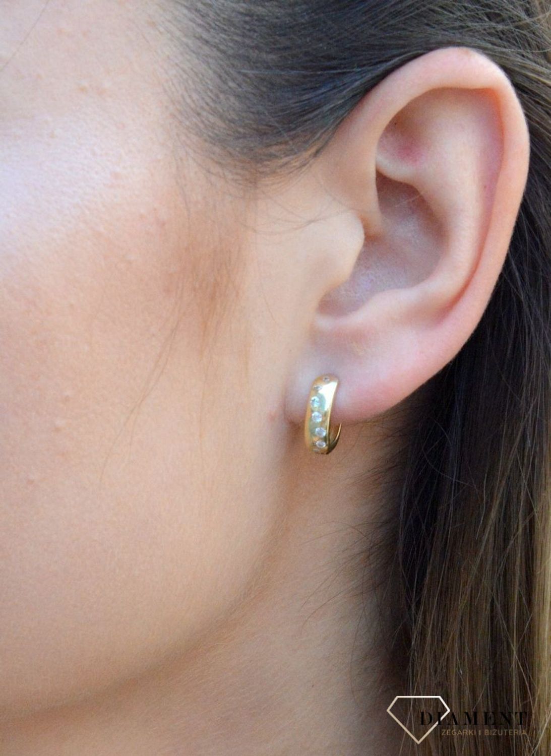 Kolczyki złote 333 angielskie zapięcie z okrągłymi cyrkoniami KL 6922 333. Kolczyki damskie złote. kolczyki złote na angielskie zapięcie. Kolczyki złote z cyrkoniami. Kolczyki złote idealne na prezent. Kolczyki złote na każdą.jpg